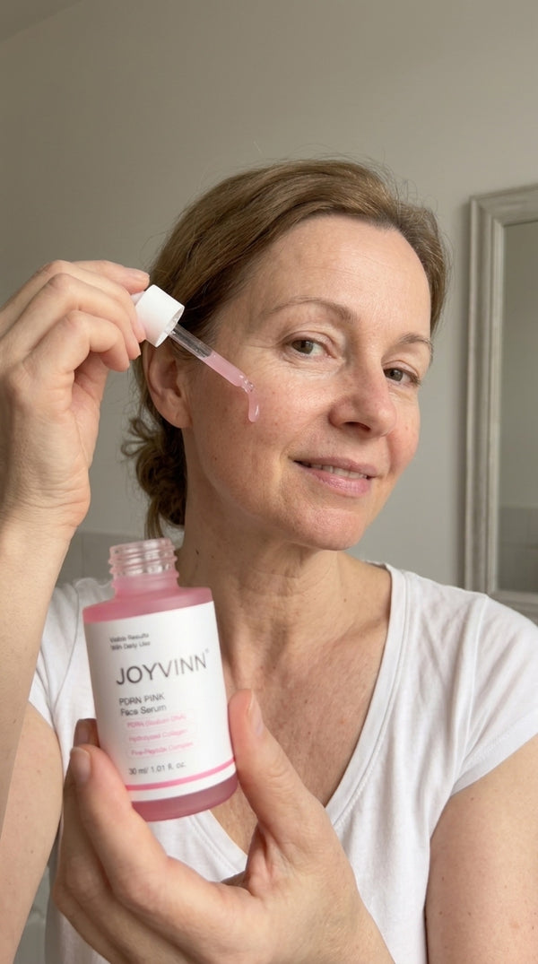 Kundin mit JOYVINN Pink Glow Serum, unretuschiert